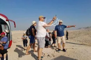 توافد الزوار الدوليين إلى المواقع الأثرية في المنيا والمحافظ يوجه بتأمين الراحة للسياح.