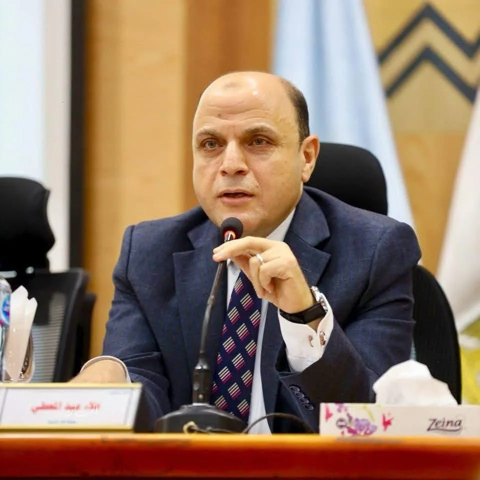 محافظ كفر الشيخ يُهنئ الناجحين الأوائل في الشهادة الإعدادية ويعبر عن فخره بتفوقهم ويدعم مسيرتهم التعليمية.