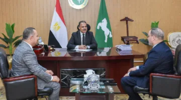 الأشموني يستقبل رئيس جهاز تنمية المشروعات الصغيرة والمتوسطة في الشرقية لتهنئته بمناسبة تولي مهامه الجديدة.
