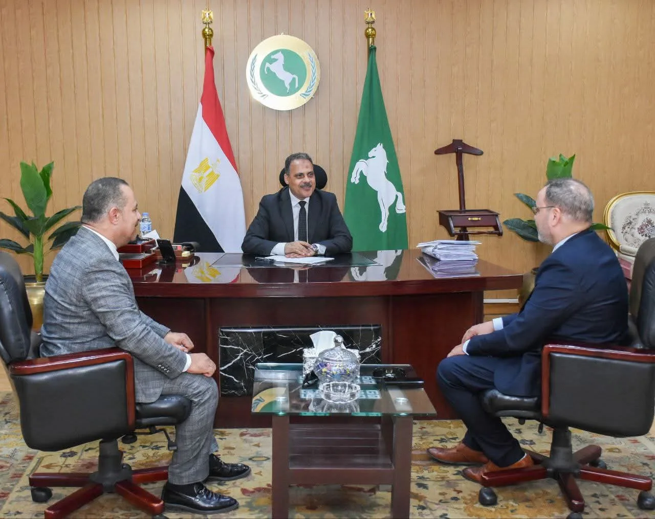 الأشموني يستقبل رئيس جهاز تنمية المشروعات الصغيرة والمتوسطة في الشرقية لتهنئته بمناسبة تولي مهامه الجديدة. الأشموني يستقبل رئيس جهاز تنمية المشروعات الصغيرة والمتوسطة في الشرقية لتهنئته بمناسبة تولي مهامه الجديدة.