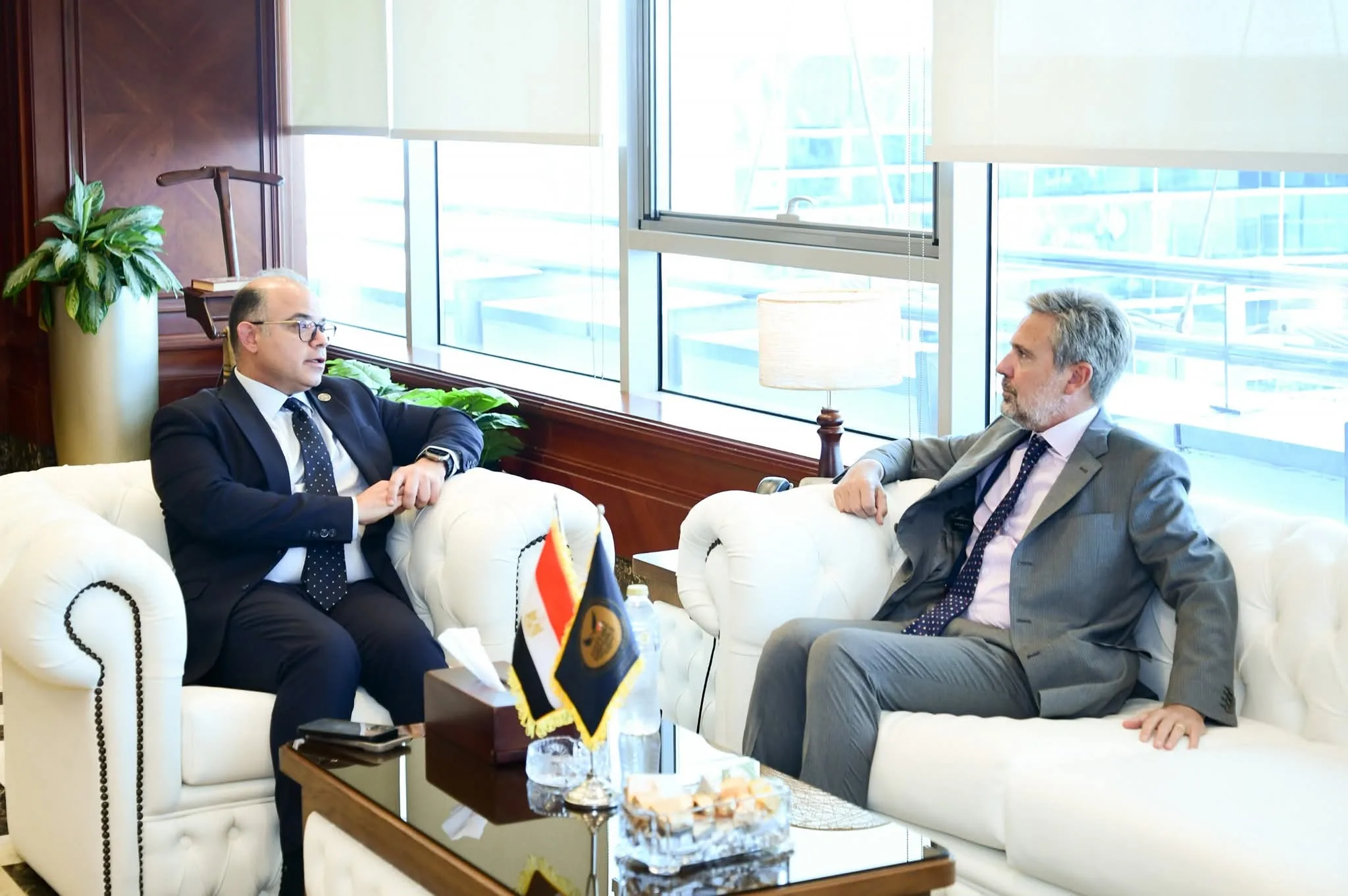 رئيس هيئة الرقابة المالية يلتقي السفير الإيطالي ويعرض مبادرات تعزيز القطاع المالي غير المصرفي رئيس هيئة الرقابة المالية يلتقي السفير الإيطالي ويعرض مبادرات تعزيز القطاع المالي غير المصرفي