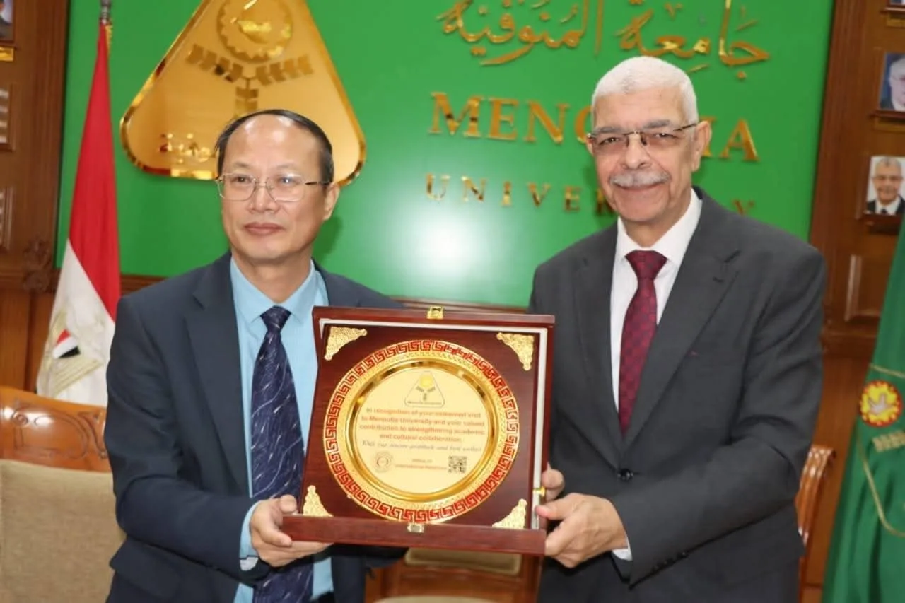 رئيس جامعة المنوفية يستعرض فرص التعاون المشترك مع الجامعات الصينية رئيس جامعة المنوفية يستعرض فرص التعاون المشترك مع الجامعات الصينية