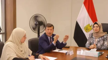 شيماء الصديق تناقش مع لجنة حماية الطفل كيفية تعزيز حماية الأطفال وتسريع التعامل مع التقارير.
