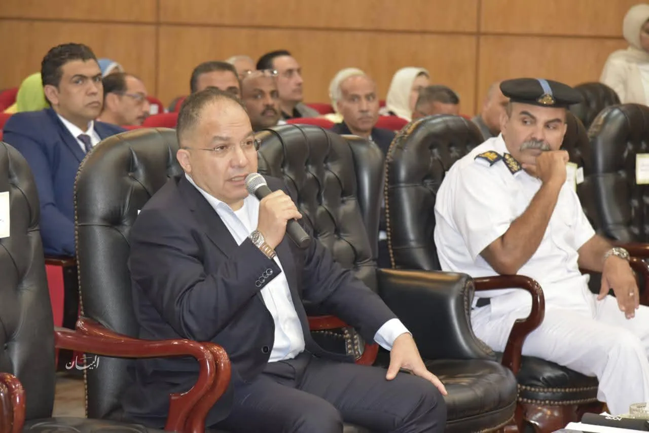 محافظ بورسعيد يستعرض مشاريع التنمية وخطط الاستثمار في المحافظة