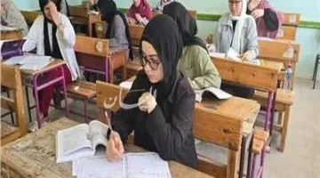 اضطراب نفسي يصيب طالبة في الثانوية خلال امتحان في إحدى مدارس الصف العاشر
