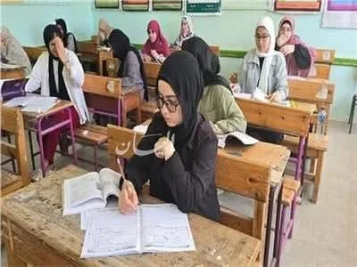 اضطراب نفسي يصيب طالبة في الثانوية خلال امتحان في إحدى مدارس الصف العاشر