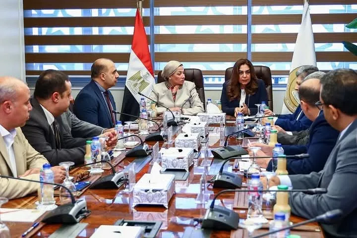 وزيرتا البيئة والتنمية المحلية تناقشان مع مسؤولي وزارة الكهرباء مراجعة إيرادات نظافة شركات الكهرباء. وزيرتا البيئة والتنمية المحلية تناقشان مع مسؤولي وزارة الكهرباء مراجعة إيرادات نظافة شركات الكهرباء.