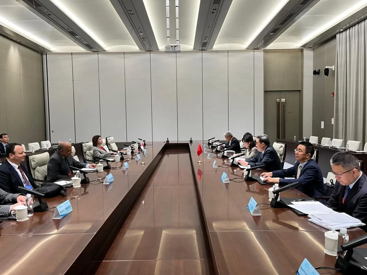وزير الكهرباء يناقش مع رئيس هيئة الطاقة الصينية آليات تعزيز التعاون والشراكة.