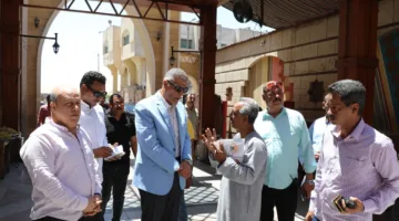 محافظ أسوان يُوجه بزيادة جهود النظافة في السوق السياحي والأحياء السكنية.