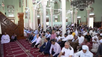 محافظ أسوان يؤدي صلاة الجمعة في مسجد بدر بالطابية