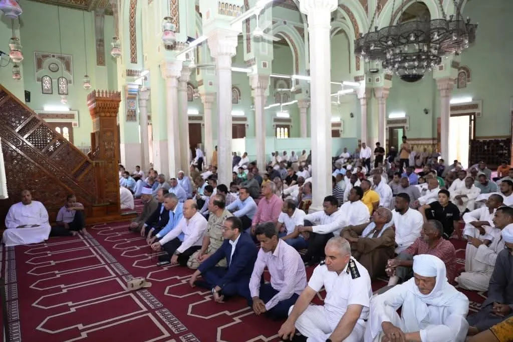 محافظ أسوان يؤدي صلاة الجمعة في مسجد بدر بالطابية محافظ أسوان يؤدي صلاة الجمعة في مسجد بدر بالطابية