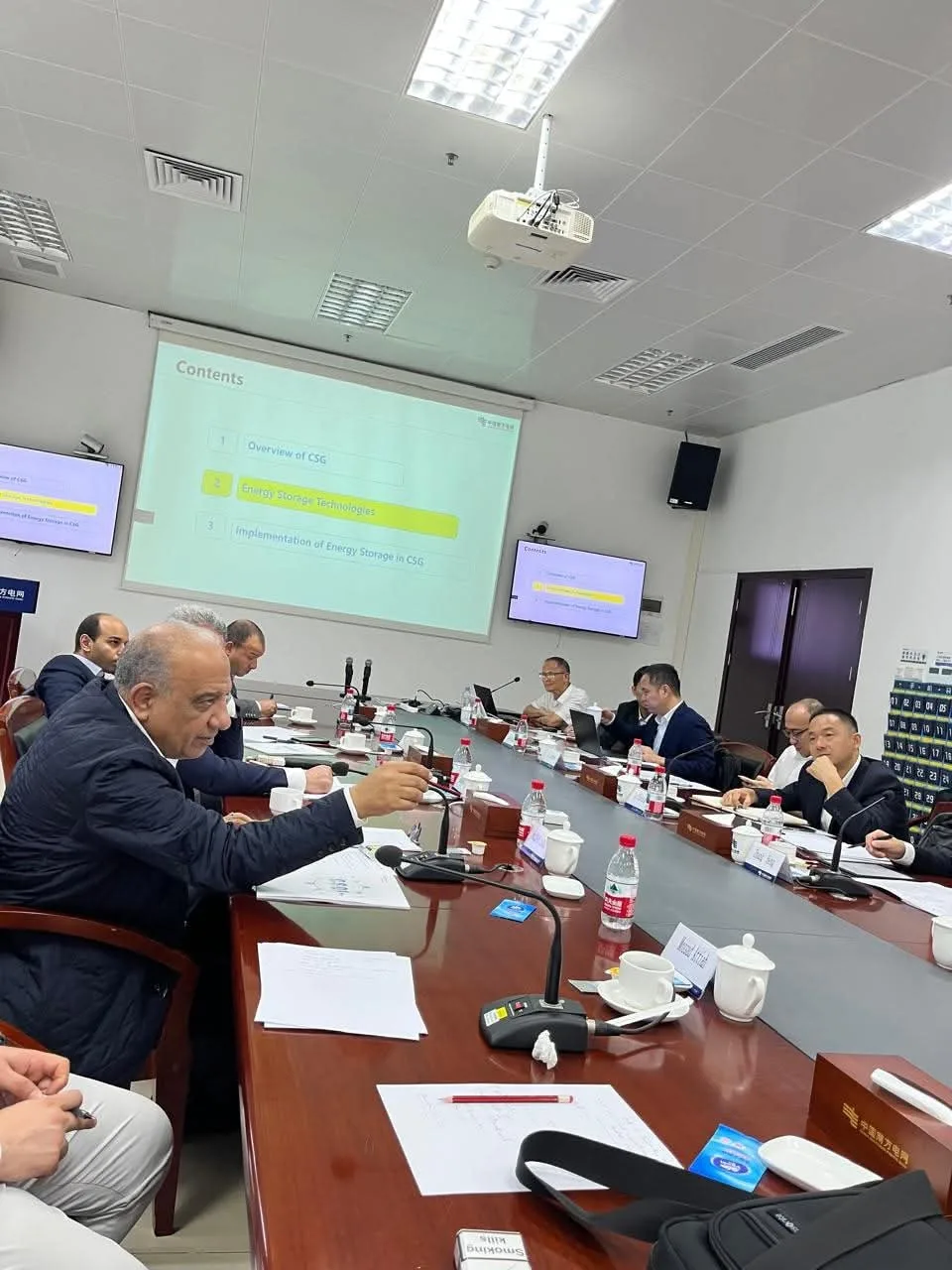 وزير الكهرباء يقوم بزيارة لشركة الشبكة الحكومية للكهرباء في جنوب الصين وزير الكهرباء يقوم بزيارة لشركة الشبكة الحكومية للكهرباء في جنوب الصين