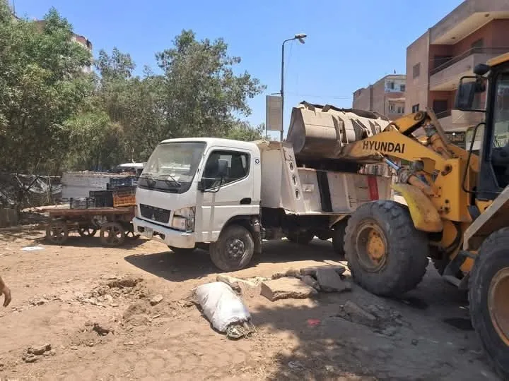 إزالة التعديات على كوبري بهجات في المنوات بالجيزة استعدادًا لإنشاء موقف خدمات. إزالة التعديات على كوبري بهجات في المنوات بالجيزة استعدادًا لإنشاء موقف خدمات.