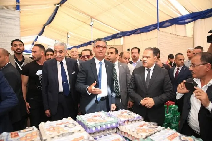 وزير التموين ومحافظ الشرقية يطلقان سوق اليوم الواحد في مدينة العاشر من رمضان