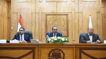 محافظ قنا يلتقي بالمهندسين الجدد ويحثهم على العمل بروح الفريق لخدمة المواطنين.