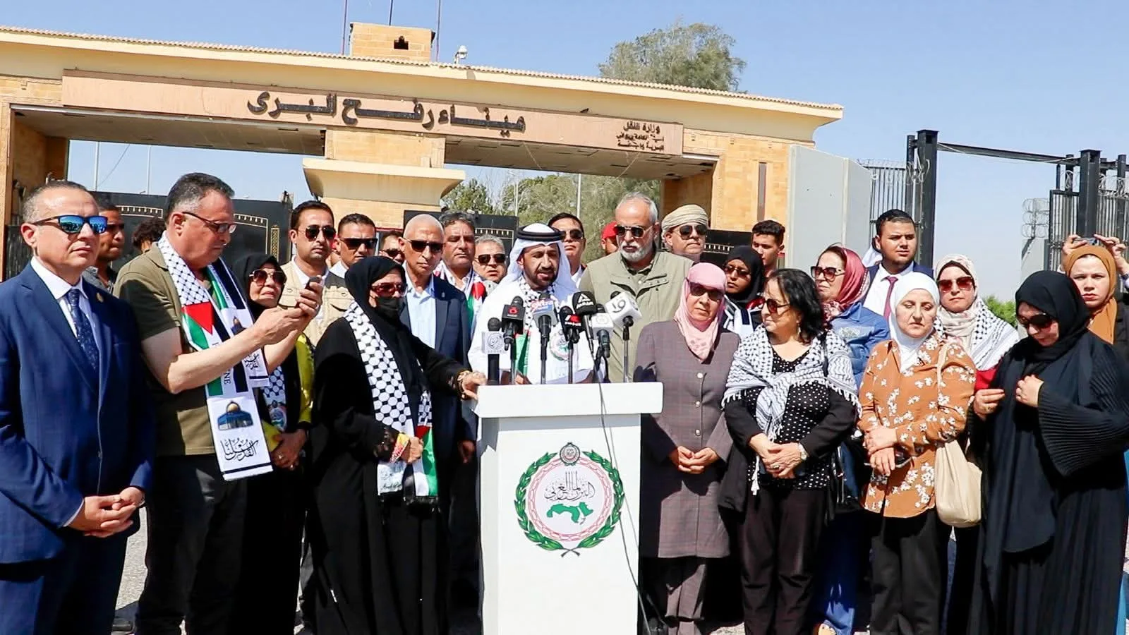 المحيي عند معبر رفح: زيارتنا تعبير عن الضمير ورسالة للعالم للتحرك الفوري لوقف إراقة الدماء المحيي عند معبر رفح: زيارتنا تعبير عن الضمير ورسالة للعالم للتحرك الفوري لوقف إراقة الدماء