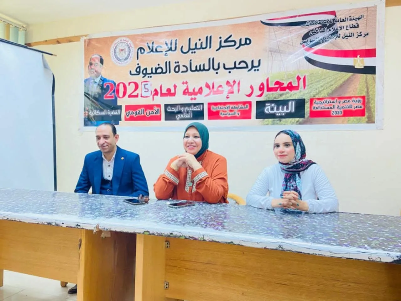 السويس تعقد ندوة حول تأثيرات وسائل التواصل الاجتماعي: الإيجابيات والسلبيات السويس تعقد ندوة حول تأثيرات وسائل التواصل الاجتماعي: الإيجابيات والسلبيات