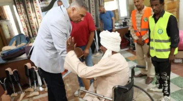 محافظ أسوان يوزع الأطراف الصناعية على 110 مستفيد في مركز التأهيل الاجتماعي