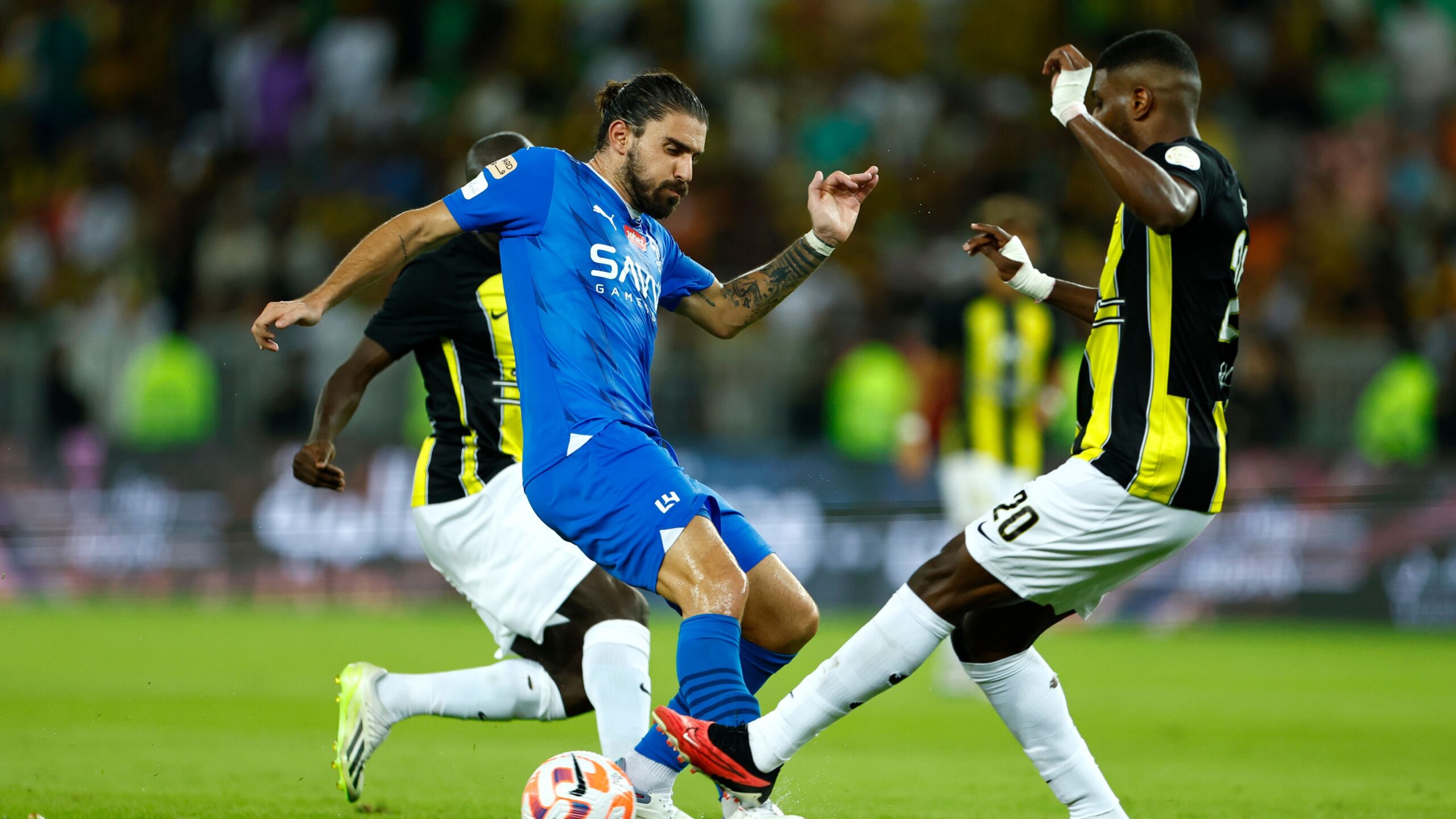 مدافع الاتحاد يدهش الهلال قبل بطولة كأس العالم للأندية مدافع الاتحاد يدهش الهلال قبل بطولة كأس العالم للأندية