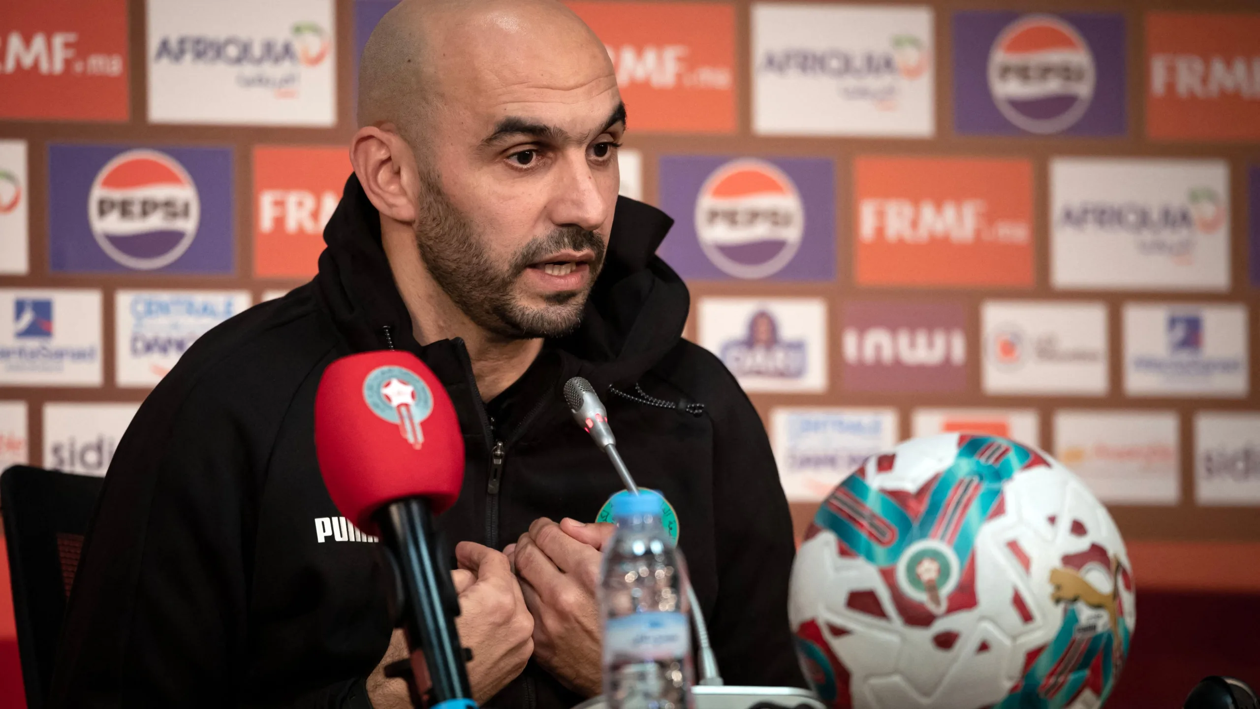 الركراكي: أعتبر نفسي أفضل مدرب في تاريخ المغرب وسأسعى لتحقيق لقب الكان. الركراكي: أعتبر نفسي أفضل مدرب في تاريخ المغرب وسأسعى لتحقيق لقب الكان.