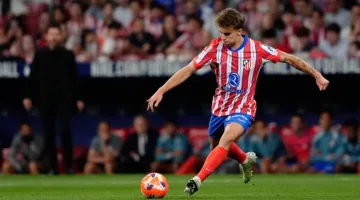 بابلو باريوس لاعب أتلتيكو مدريد يعلن أن فريقه يستعد بشغف لملاقاة باريس سان جيرمان