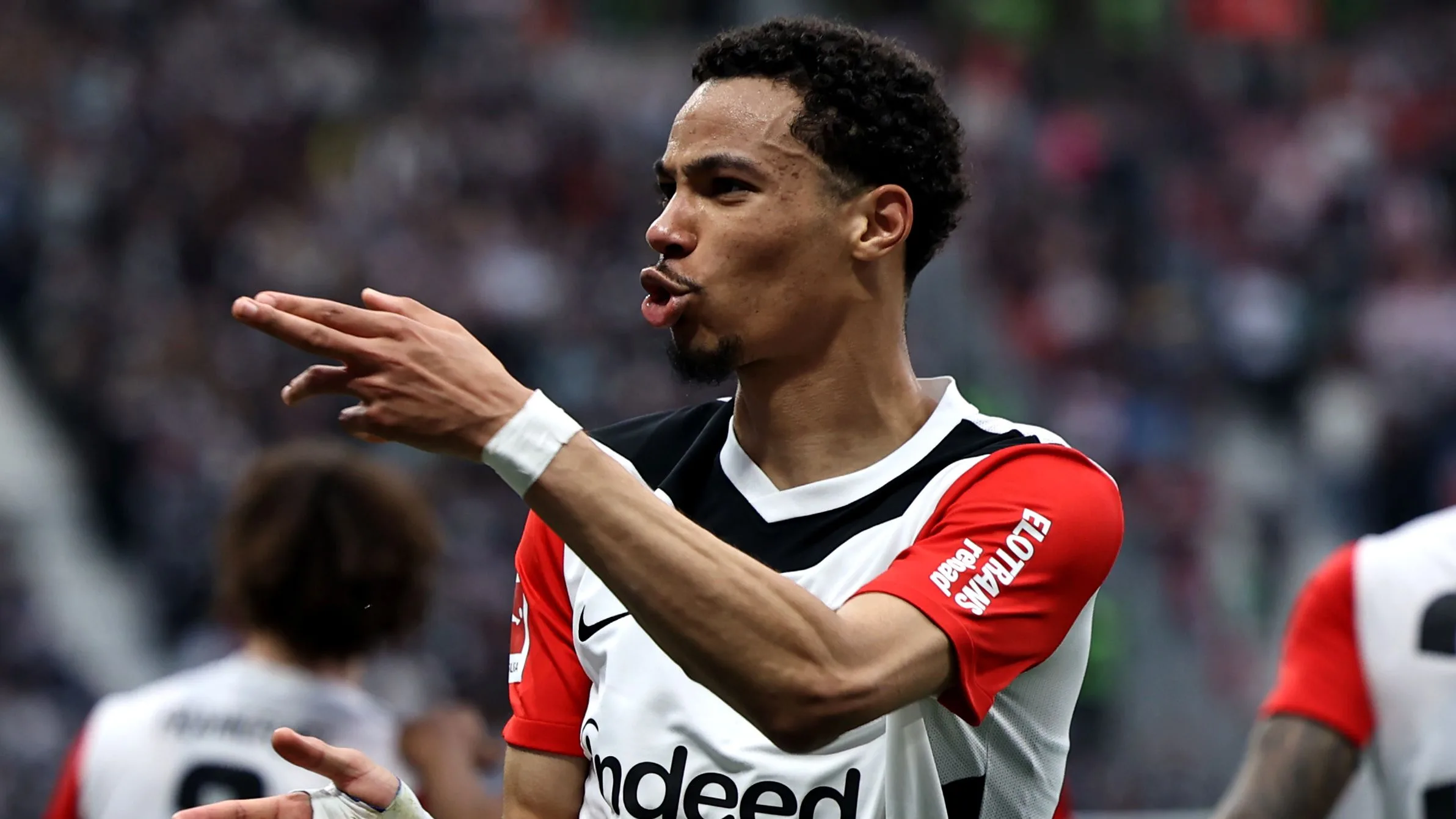 عمالقة الدوري الإنجليزي يوجهون أنظارهم نحو إكيتيكي