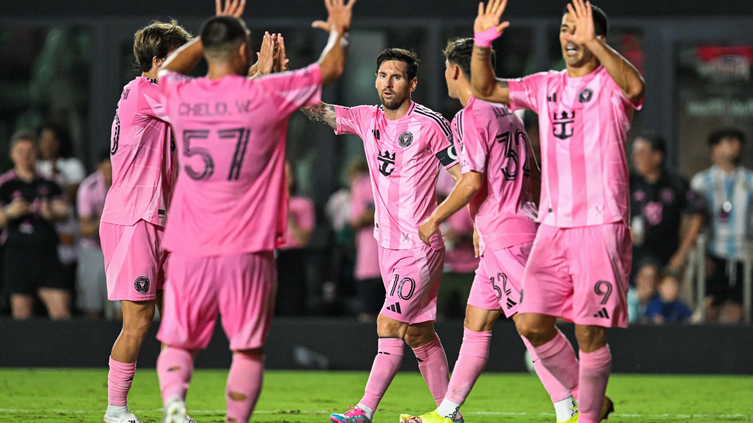 ميسي يفتتح بطولة كأس العالم للأندية مع إنتر ميامي في مواجهة الأهلي، بطل أفريقيا القديم. ميسي يفتتح بطولة كأس العالم للأندية مع إنتر ميامي في مواجهة الأهلي، بطل أفريقيا القديم.