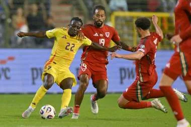 بلجيكا تتجنب هزيمة أمام ويلز لتحقيق أول انتصار في تصفيات كأس العالم.
