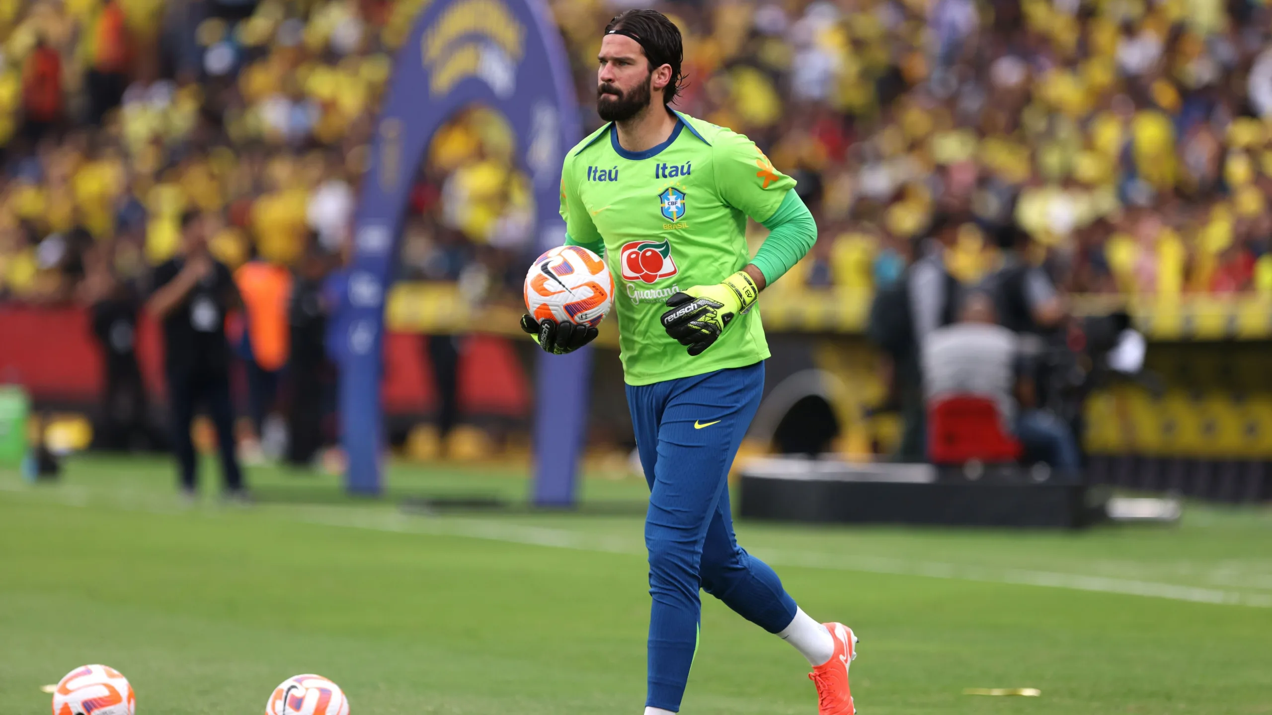 أليسون يوضح رأيه بشأن العودة إلى الدوري البرازيلي أليسون يوضح رأيه بشأن العودة إلى الدوري البرازيلي