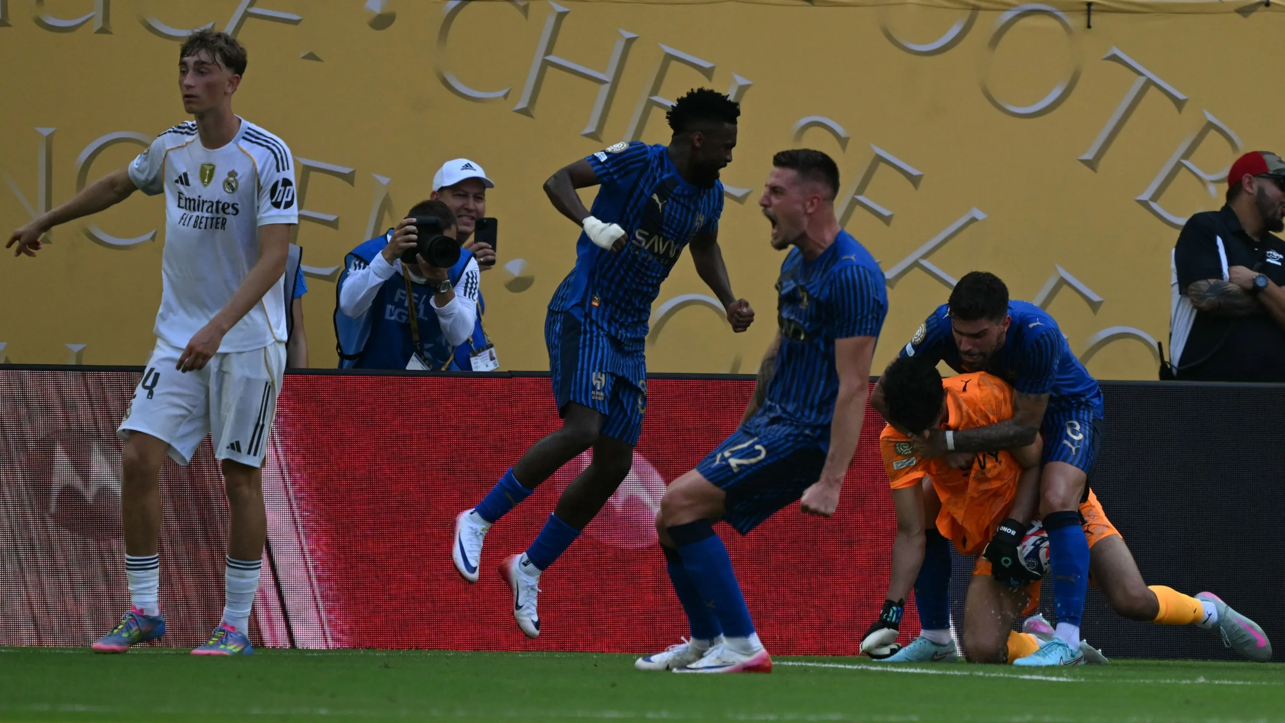 بونو يقود الهلال إلى تعادل مثير أمام ريال مدريد بونو يقود الهلال إلى تعادل مثير أمام ريال مدريد
