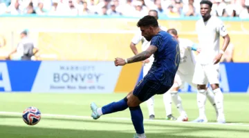 ركلات نيفيز تمنح الهلال الفوز