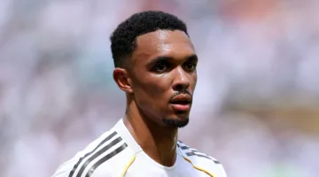 أرنولد يوضح السبب وراء تحدثه بالإسبانية في مؤتمره الصحفي الأول مع ريال مدريد