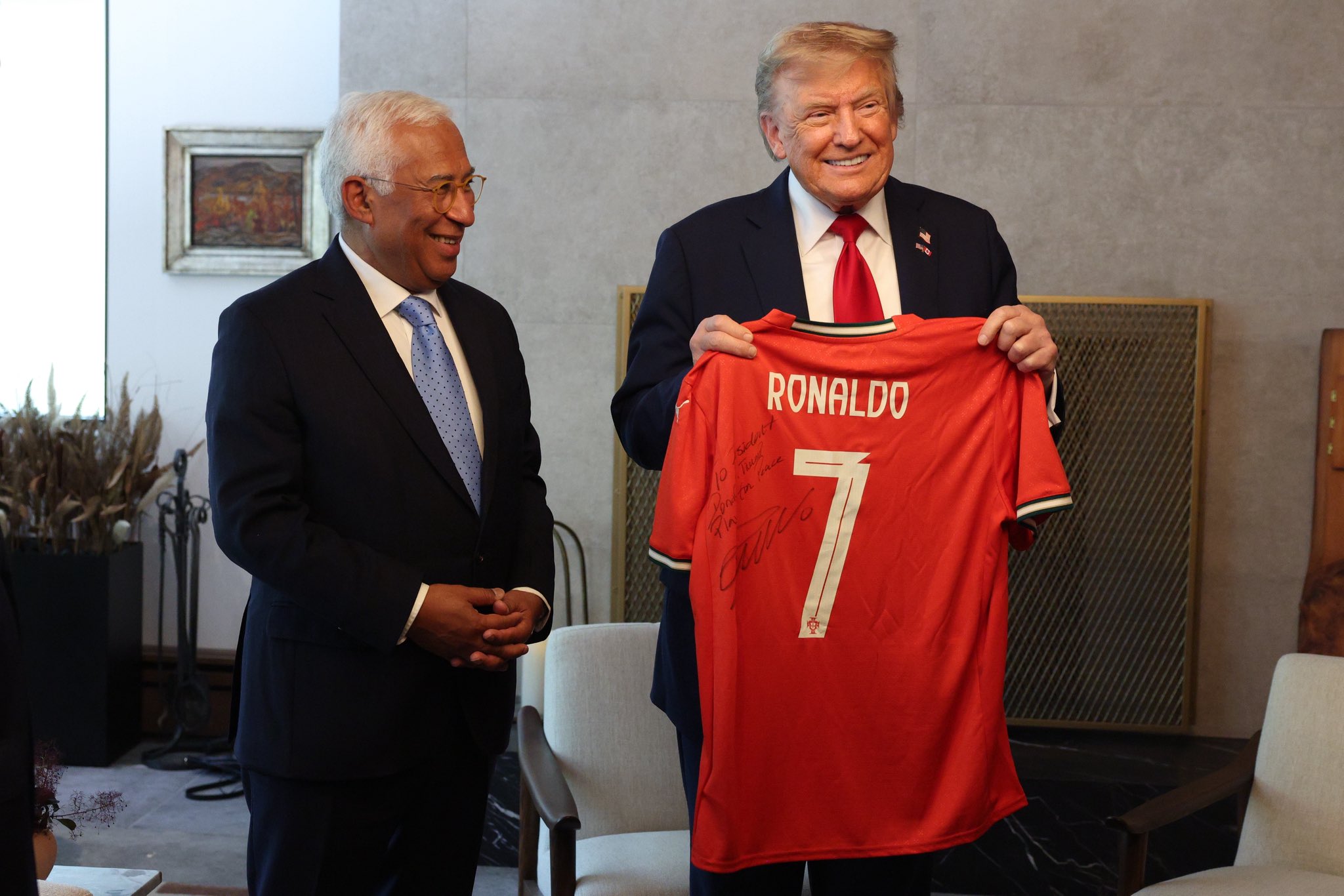 كريستيانو رونالدو يرسل رسالة لترامب من خلال قميص منتخب البرتغال: نلعب من أجل السلام كريستيانو رونالدو يرسل رسالة لترامب من خلال قميص منتخب البرتغال: نلعب من أجل السلام