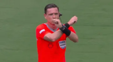 كشف النقاب عن سر إشارة حكم مباراة ريال مدريد وباتشوكا