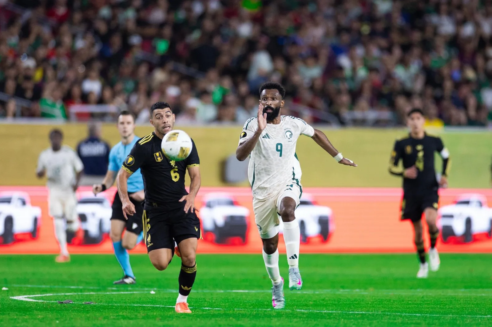 استمرار المعاناة.. المنتخب السعودي يخرج من كأس الذهب بعد هزيمته أمام المكسيك بهدفين. استمرار المعاناة.. المنتخب السعودي يخرج من كأس الذهب بعد هزيمته أمام المكسيك بهدفين.