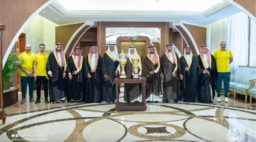 أمير الشرقية يلتقي بمجلس إدارة نادي الخليج وبعض لاعبي كرة اليد
