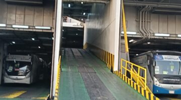 وزير السياحة والآثار يطالب بسرعة إنهاء إجراءات إعادة الحجاج برًا من الأراضي المقدسة.