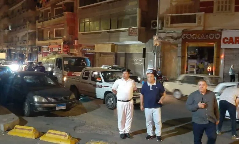 رئيس دمنهور يقوم بزيارة ميدانية لمتابعة التزام المحلات بتوفير استهلاك الكهرباء وأوقات الإغلاق.