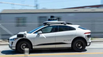 شركة «Waymo» التابعة لـ«جوجل» تقدم طلباً لاختبار سيارات أجرة ذاتية القيادة في نيويورك في ظل عدم وجود تنظيمات محلية.