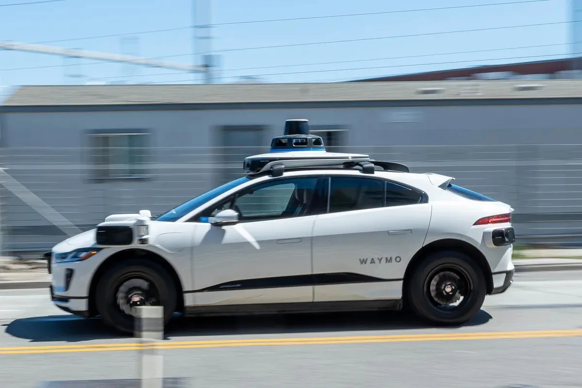 شركة «Waymo» التابعة لـ«جوجل» تقدم طلباً لاختبار سيارات أجرة ذاتية القيادة في نيويورك في ظل عدم وجود تنظيمات محلية. شركة «Waymo» التابعة لـ«جوجل» تقدم طلباً لاختبار سيارات أجرة ذاتية القيادة في نيويورك في ظل عدم وجود تنظيمات محلية.