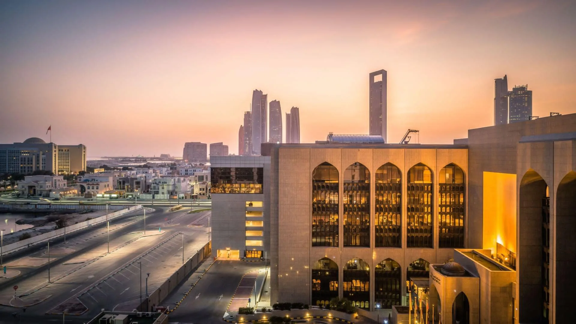 «البنك المركزي الإماراتي» يحافظ على سعر الفائدة الأساسي عند 4.40% «البنك المركزي الإماراتي» يحافظ على سعر الفائدة الأساسي عند 4.40%