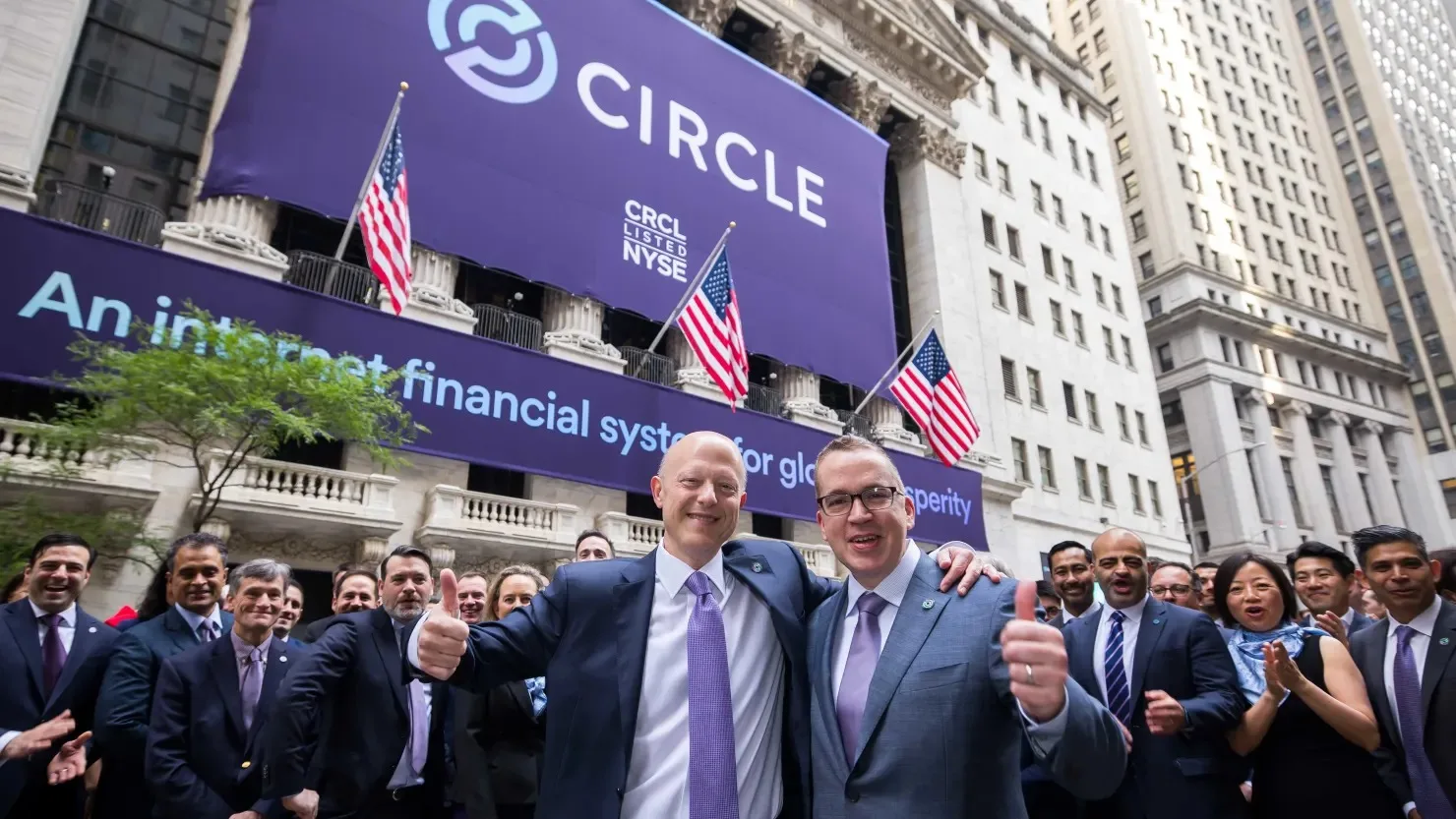 ارتفاع أسهم شركتي «Circle» و«Coinbase» بعد موافقة مجلس الشيوخ الأمريكي على قانون «GENIUS» لتنظيم العملات المستقرة ارتفاع أسهم شركتي «Circle» و«Coinbase» بعد موافقة مجلس الشيوخ الأمريكي على قانون «GENIUS» لتنظيم العملات المستقرة