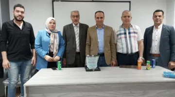 وكيل وزارة الصحة بالشرقية يكرم السيد النمر، مدير مراقبة العهد في المديرية