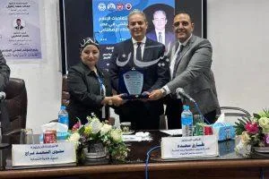 نقيب الإعلاميين يقدّم تكريمًا من جامعة قناة السويس لأبحاثه في العلوم البينية