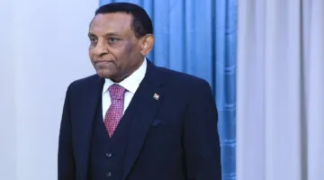 “تأسيس الدولة اعتماداً على الأسس العلمية” .. كامل إدريس يطالب الأكاديميين بالمشاركة في تقدم البلاد وتطويرها.