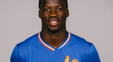 تشيلسي يعلن عن توقيع عقد مع اللاعب الفرنسي مامادو سار.