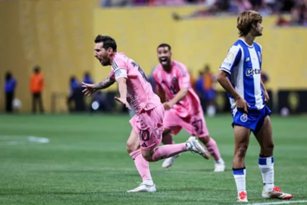 ميسي يحدث تغييرات كبيرة ويقود إنتر ميامي لتحقيق انتصار تاريخي على بورتو في كأس العالم للأندية. ميسي يحدث تغييرات كبيرة ويقود إنتر ميامي لتحقيق انتصار تاريخي على بورتو في كأس العالم للأندية.