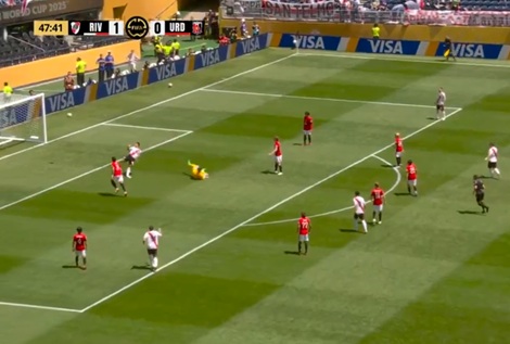 لاعب ريفر بليت يتعرض لإصابة خطيرة خلال تسجيله هدفًا في كأس العالم لاعب ريفر بليت يتعرض لإصابة خطيرة خلال تسجيله هدفًا في كأس العالم