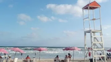 ابتعد عن المياه.. رايات تحذيرية على شواطئ العجمي بسبب الأمواج.