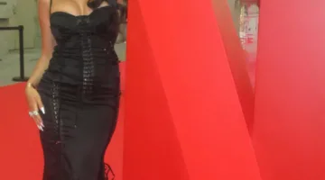 جورجينا رودريغيز ترتدي فستاناً أسود جريئاً بتصميم مرن – صورة